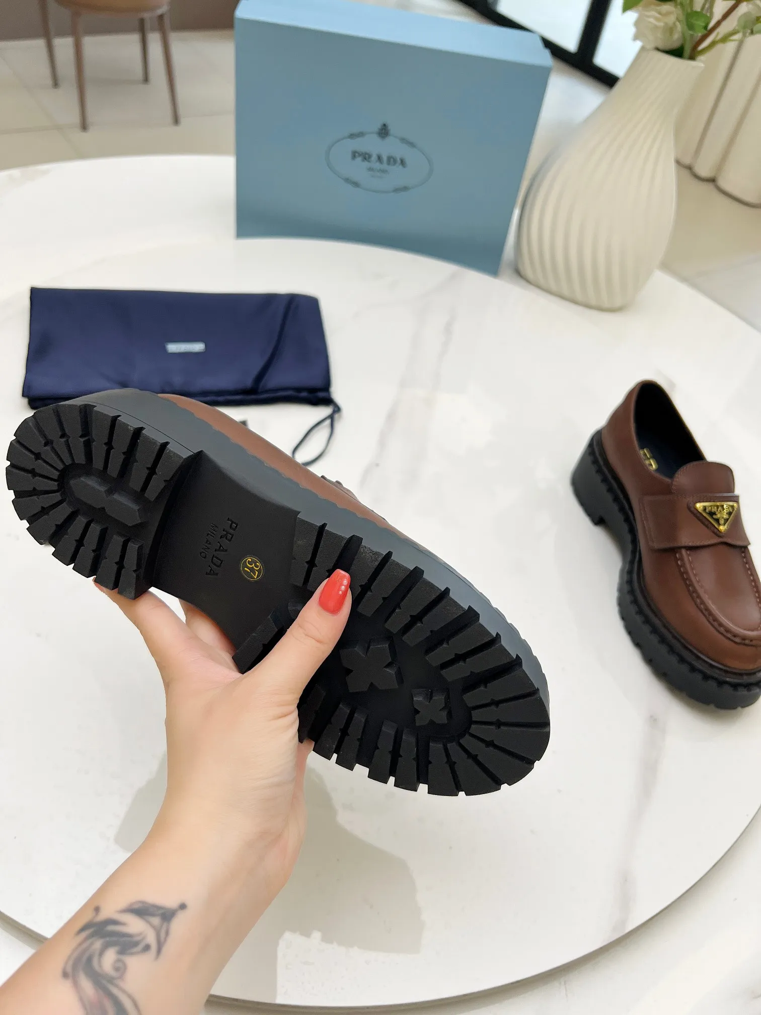 👟👟Ex-factory price 560👟👟 𝐏𝐑𝐀𝐃𝐀#Prada Thick-soled Retro Beef Tendon Triangular Loafers Fashionable Thick-soled Casual Motorcycle Loafers Unique taste, everyone loves them and they are easy to control. They are popular every year. There are also versatile classic shoe lasts that are enough to conquer you. Wear them to increase your height and leisure. It is simple and handsome on the feet. The fabric is imported calfskin, the lining of the foot pads is soft and delicate, the rubber foam original sole, the outsole height is 5CM, the standard code number: 35-40 (41 customized, non-refundable)